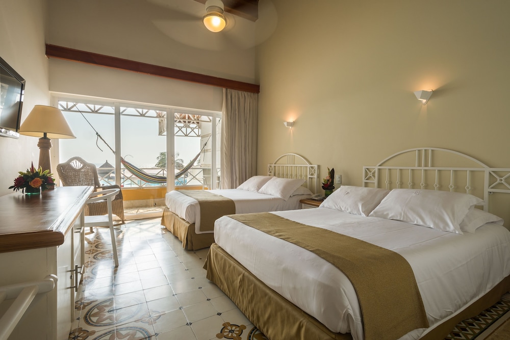 JUNIOR SUITE, KING BED, GARDEN VIEW