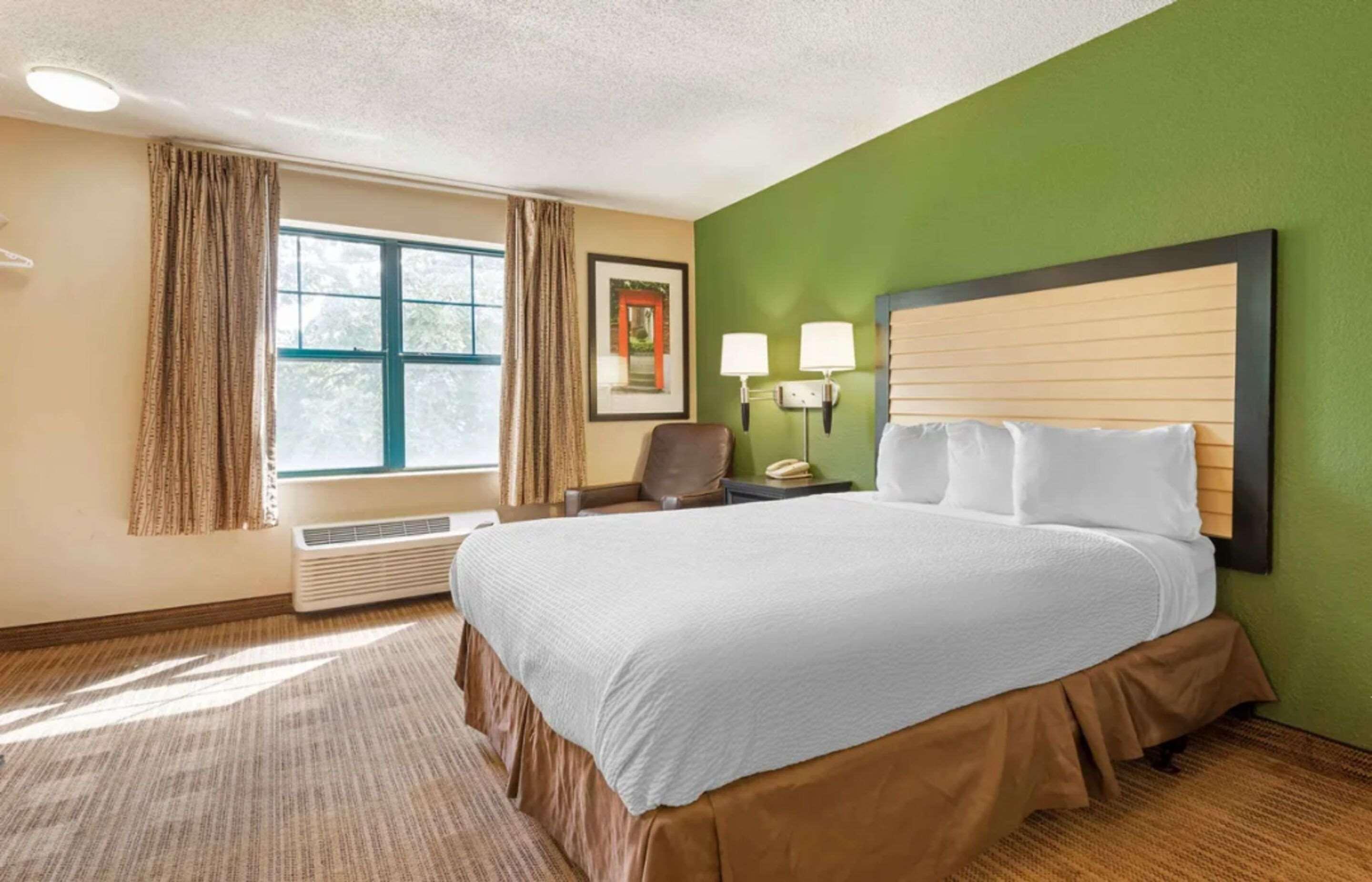 Efficiency, Suite, Queen Bed