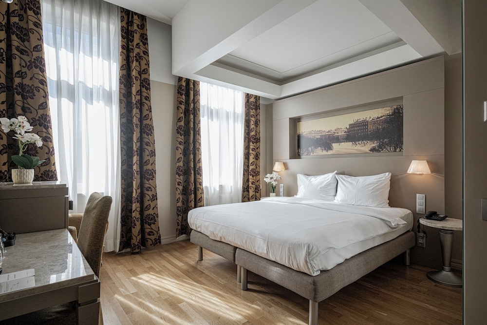 Connecting, Family, Queen and Twin Beds