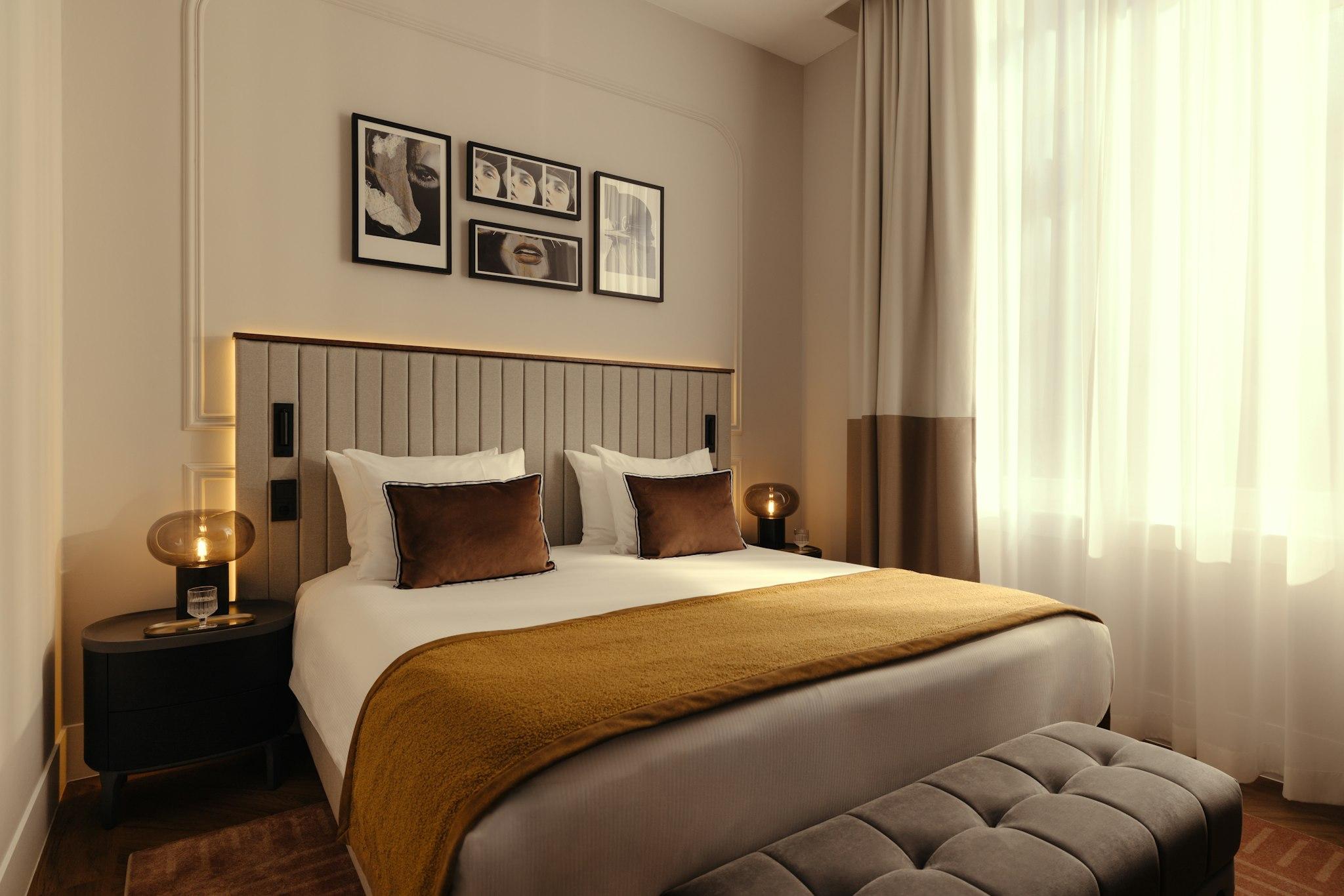 Family, King Bed, Queen Bed, 2 Sofa