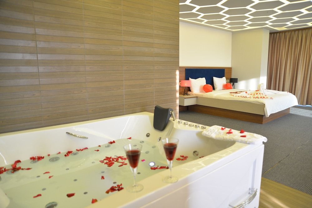 Tevetoglu Hotel 50/50