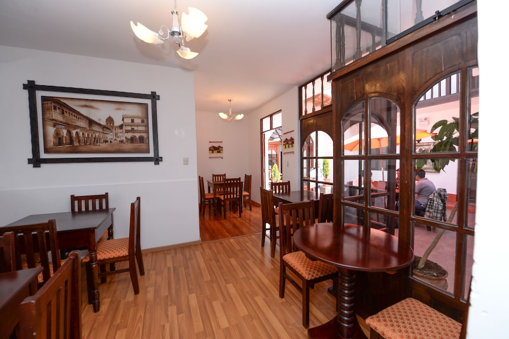 Yabar Hotel Plaza 50/65