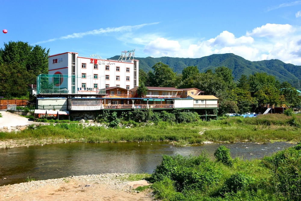 Traum Hotel &amp; Condo 53/55