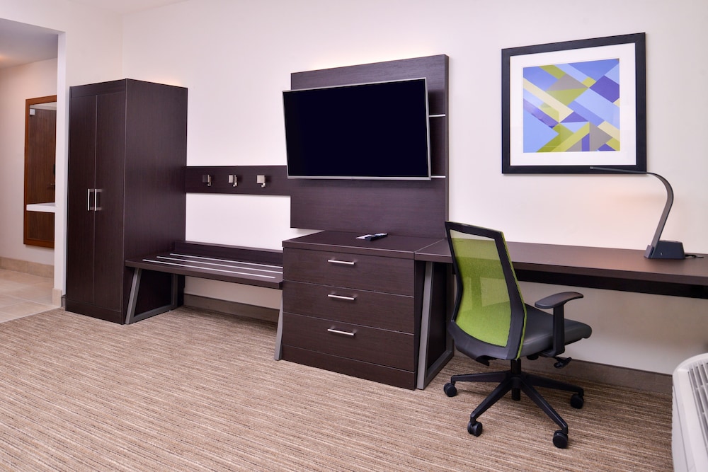 Holiday Inn Express and Suites - Mall of America - MSP Airport 53/68