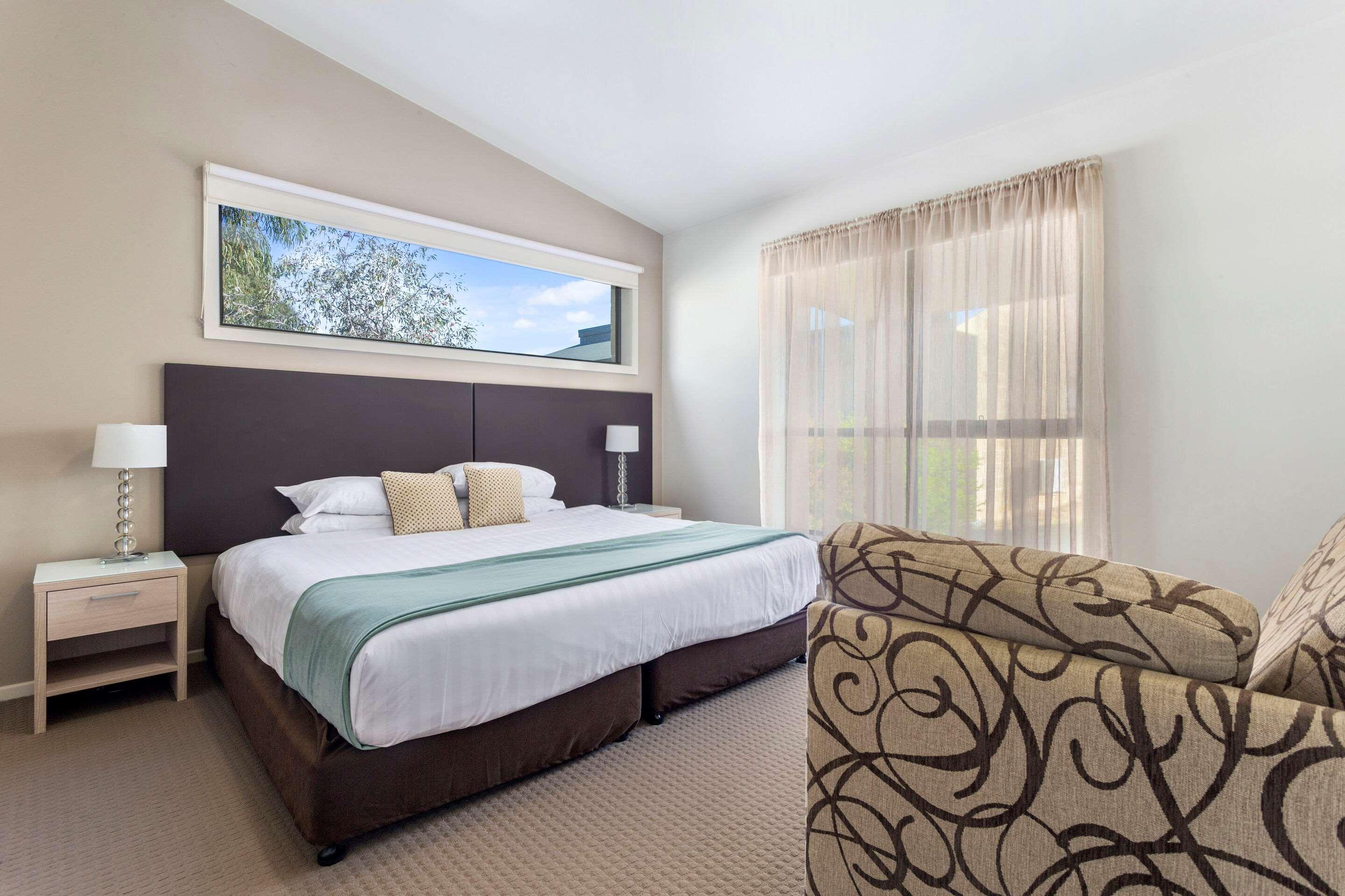 EFFICIENCY, SUITE, KING BED