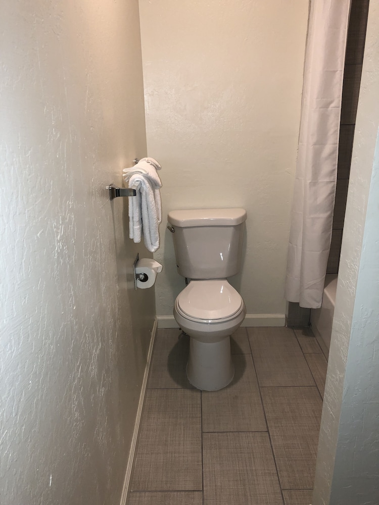 Cedar Inn & Suites 62/64