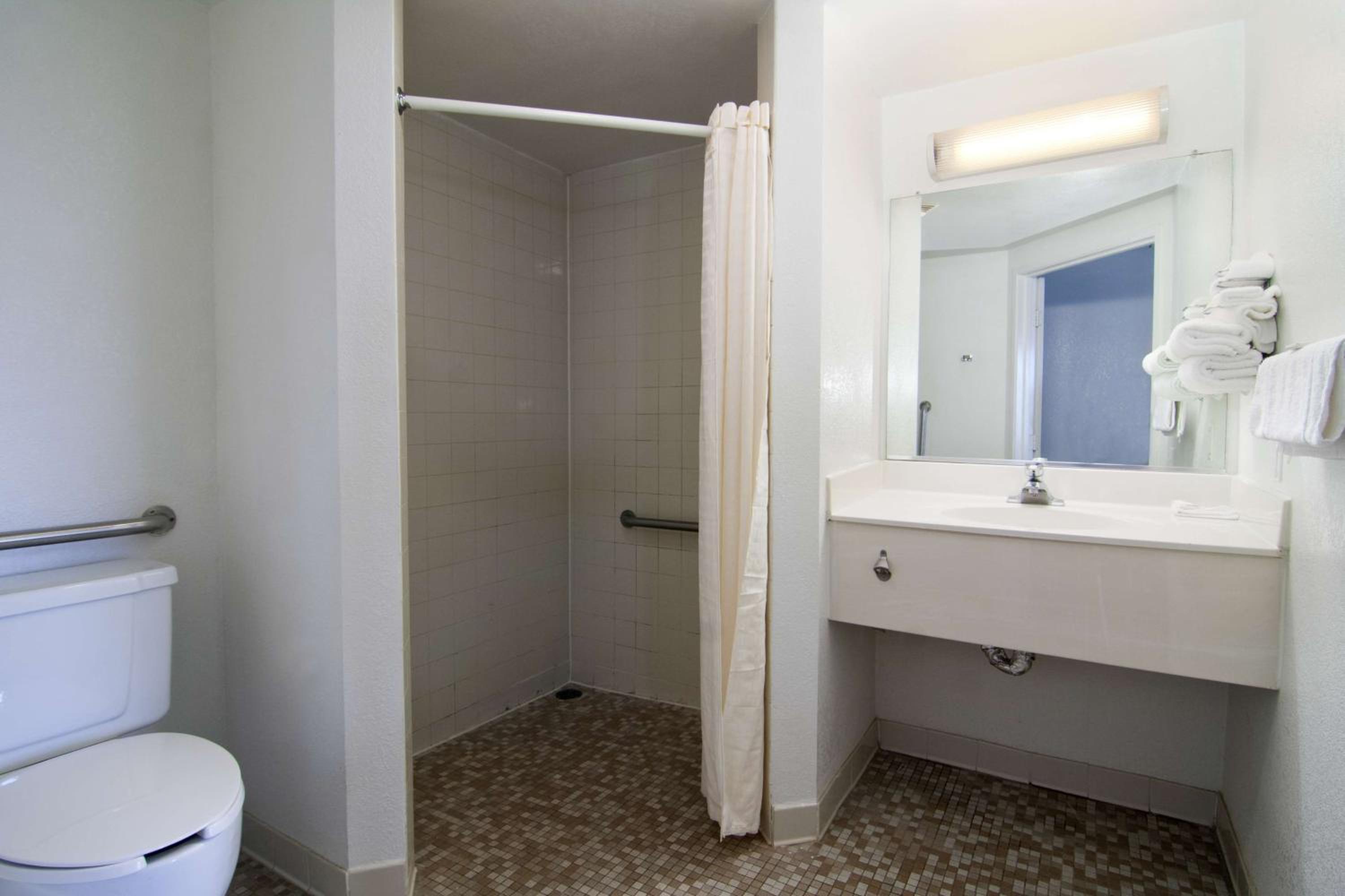 1 Full Bed - ADA/RI Shower/Hearing Impaired، Motel6 Lakeville, MN - South - Lakeville 8/10