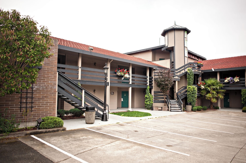 Coachman Inn Suites 8/64