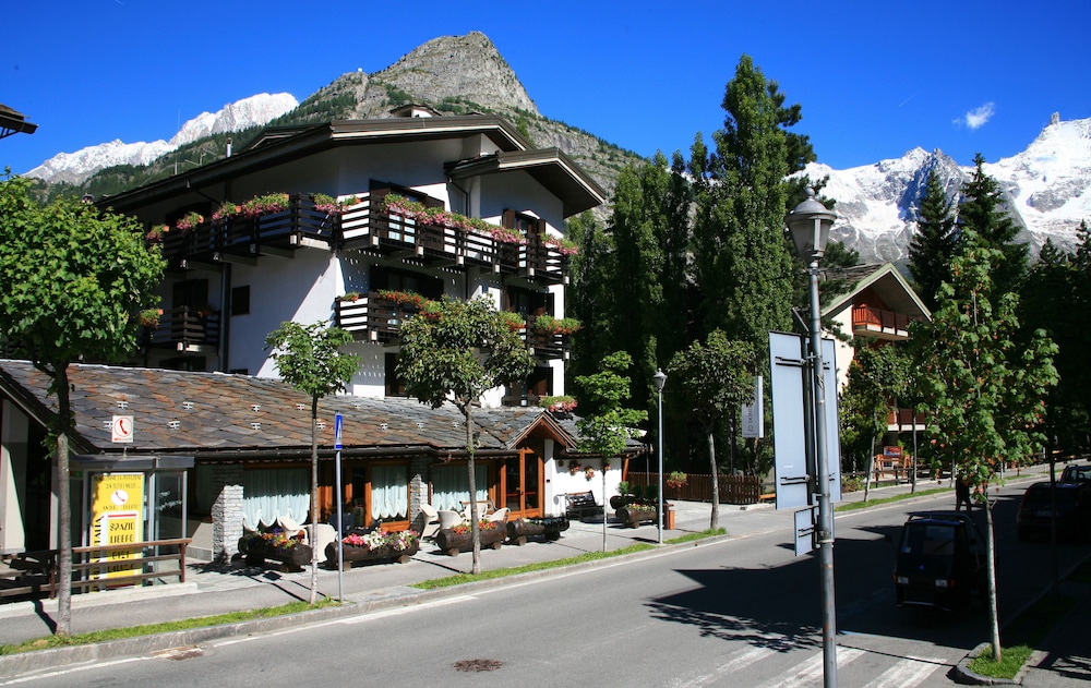 Hotel Les Jumeaux Courmayeur 26/30