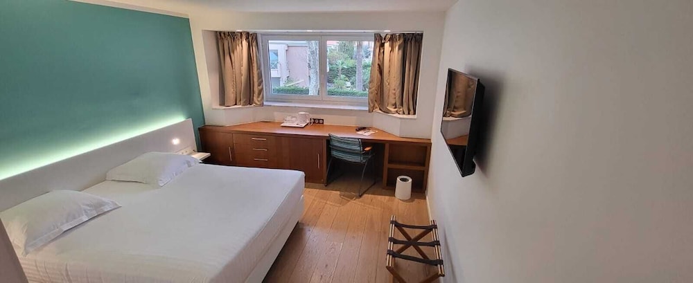 Room, Double Bed, Mountain Side