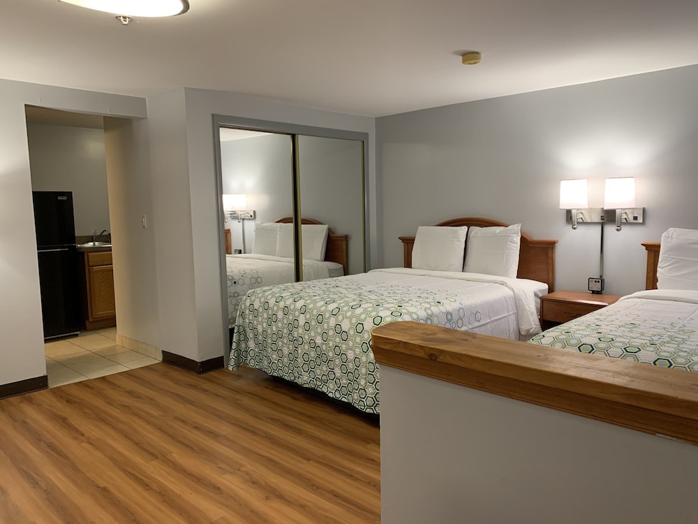 Econo Lodge Inn Suites 10/35