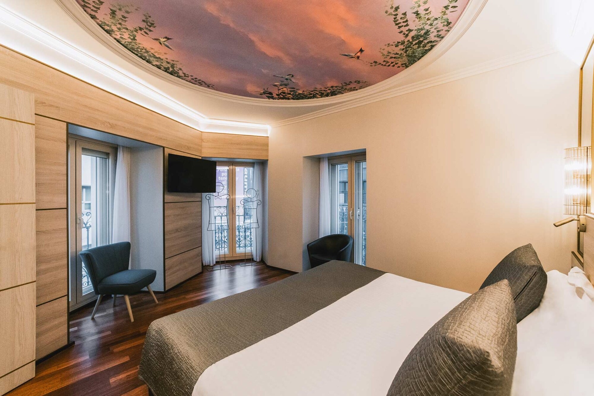JUNIOR SUITE, KING BED, CITY VIEW, SOFA