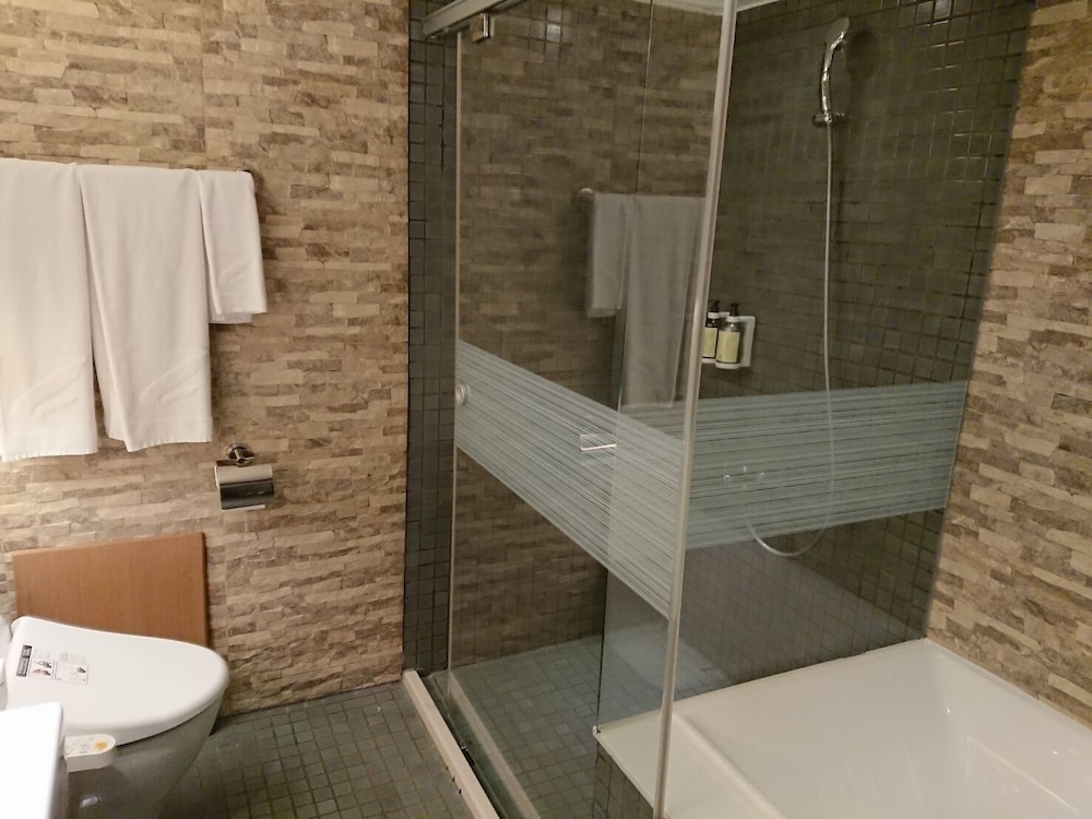 1 BEDROOM, STANDARD, TRIPLE