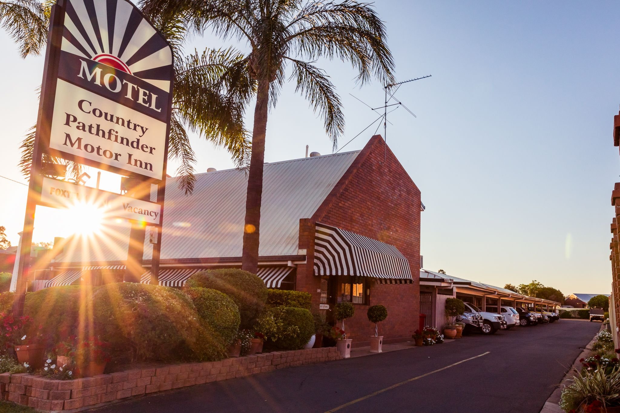 Country Pathfinder Motor Inn 43/47