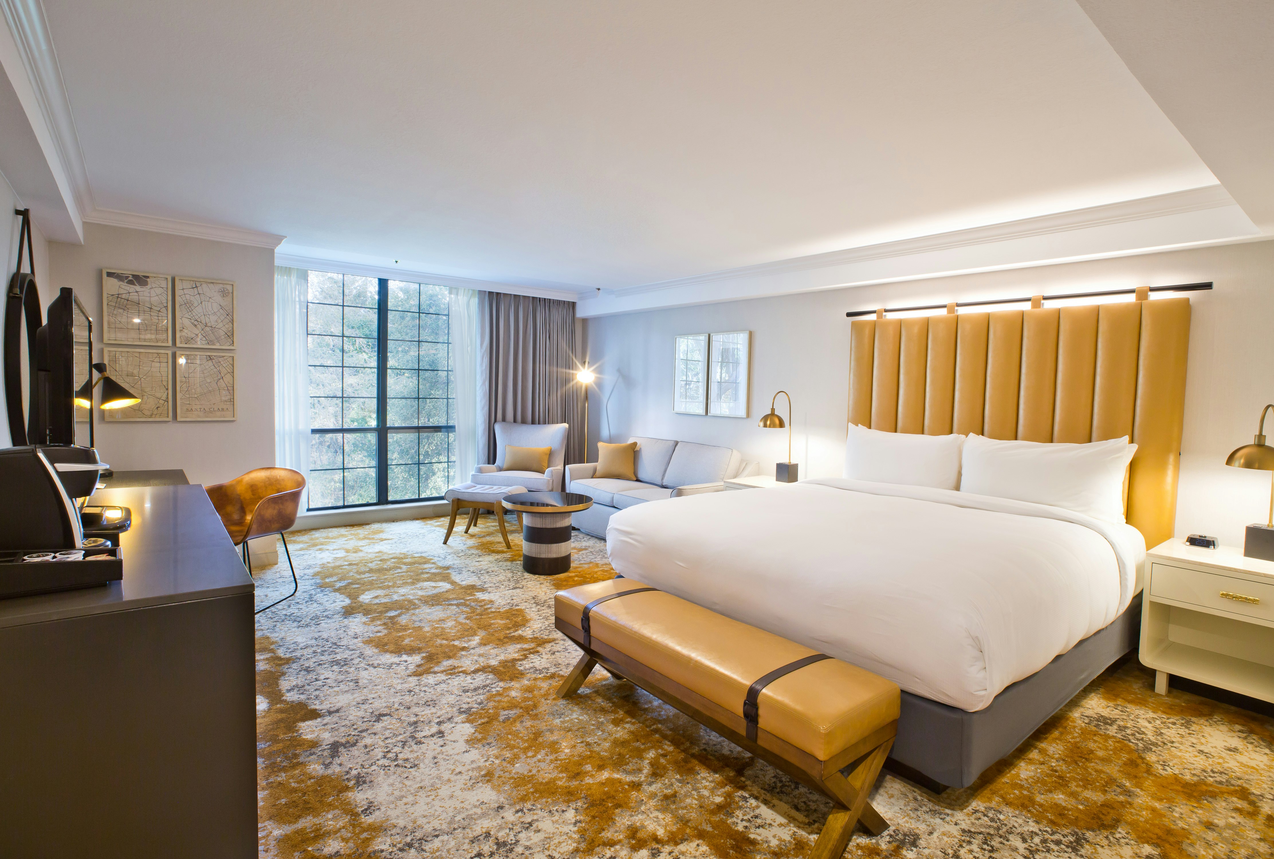 JUNIOR SUITE, KING BED, BATHTUB, CORNER