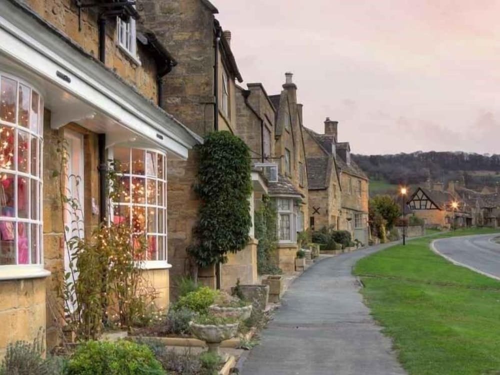 Crown and Trumpet Inn 40/43