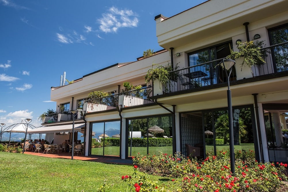 Yachting Hotel Mistral 4/79