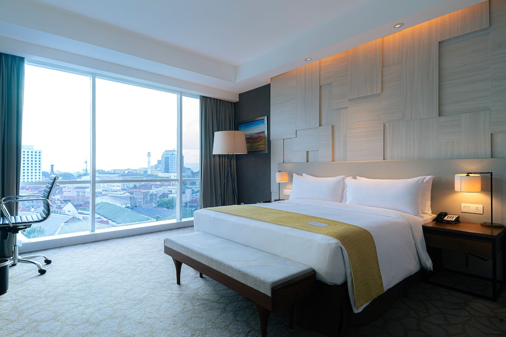 Standard, Queen Bed, Club Lounge Access, Accessible
