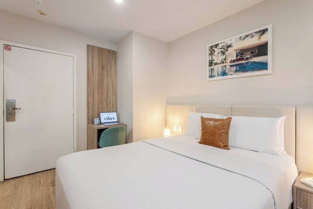 DELUXE, QUEEN BED