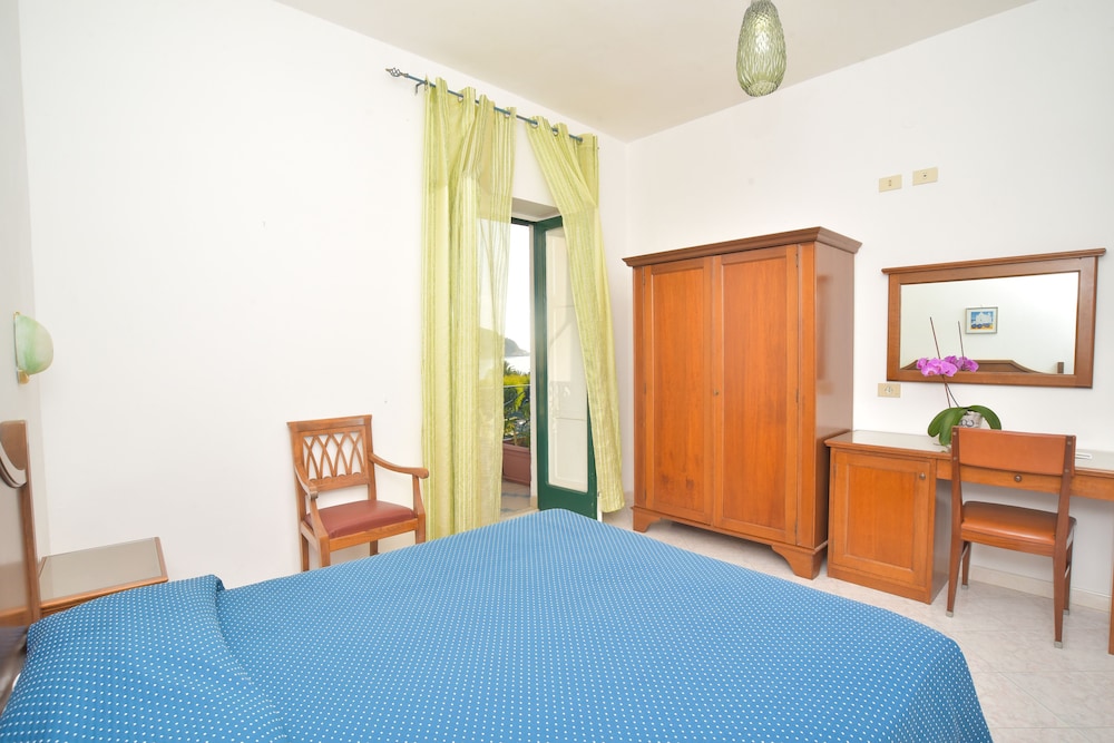 Maronti Hotel 8/55