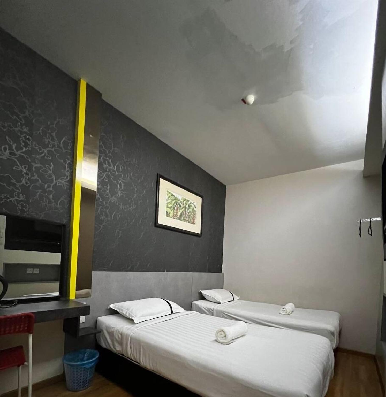 COMFORT, TWIN BEDS