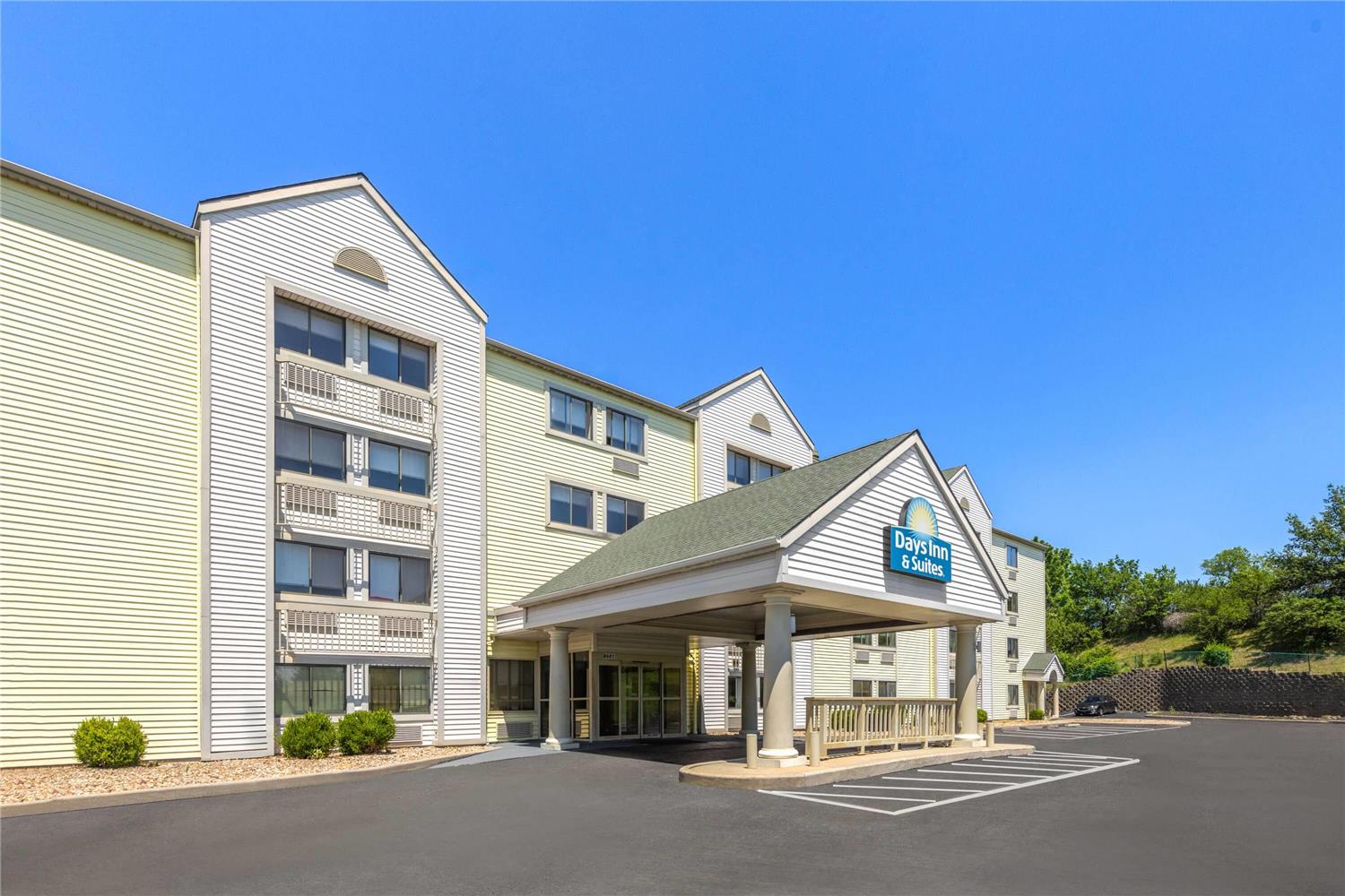 Days Inn & Suites By Wyndham Kansas City South 38/43