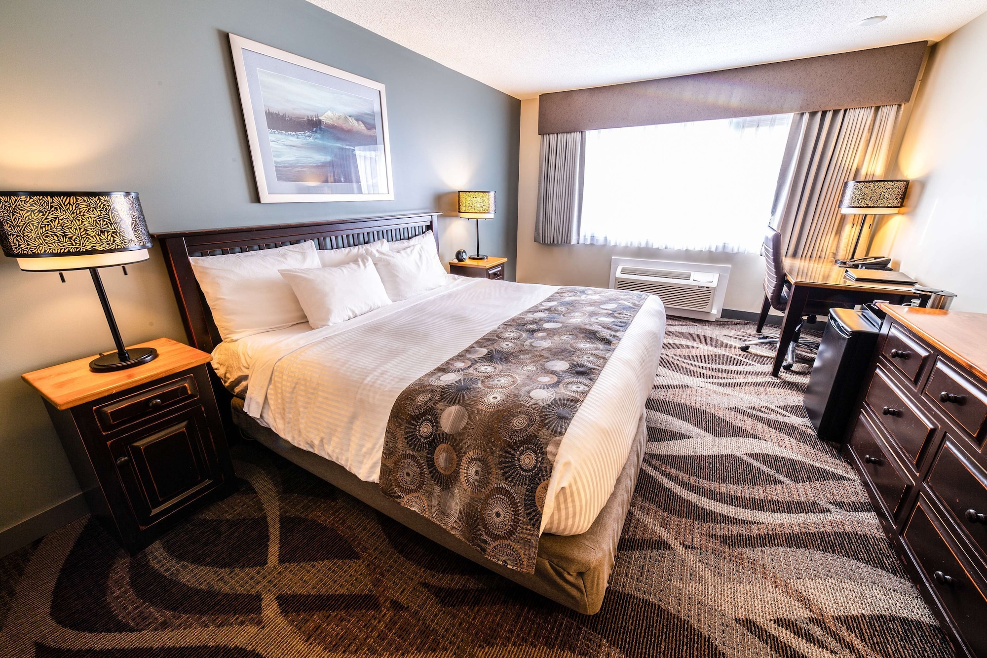 غرفة قياسية بسرير كينج مع أريكة، Prestige Hudson Bay Lodge & Conference Centre, WorldHotels 4/5