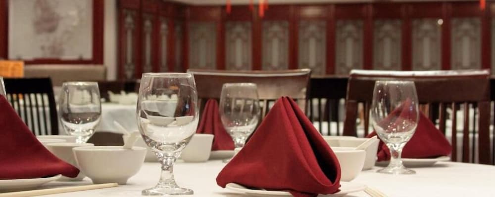 Red Lion Inn & Suites photo4