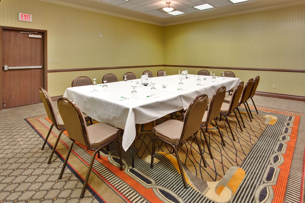 Holiday Inn Hotel Amp Suites Bakersfield North 53/57