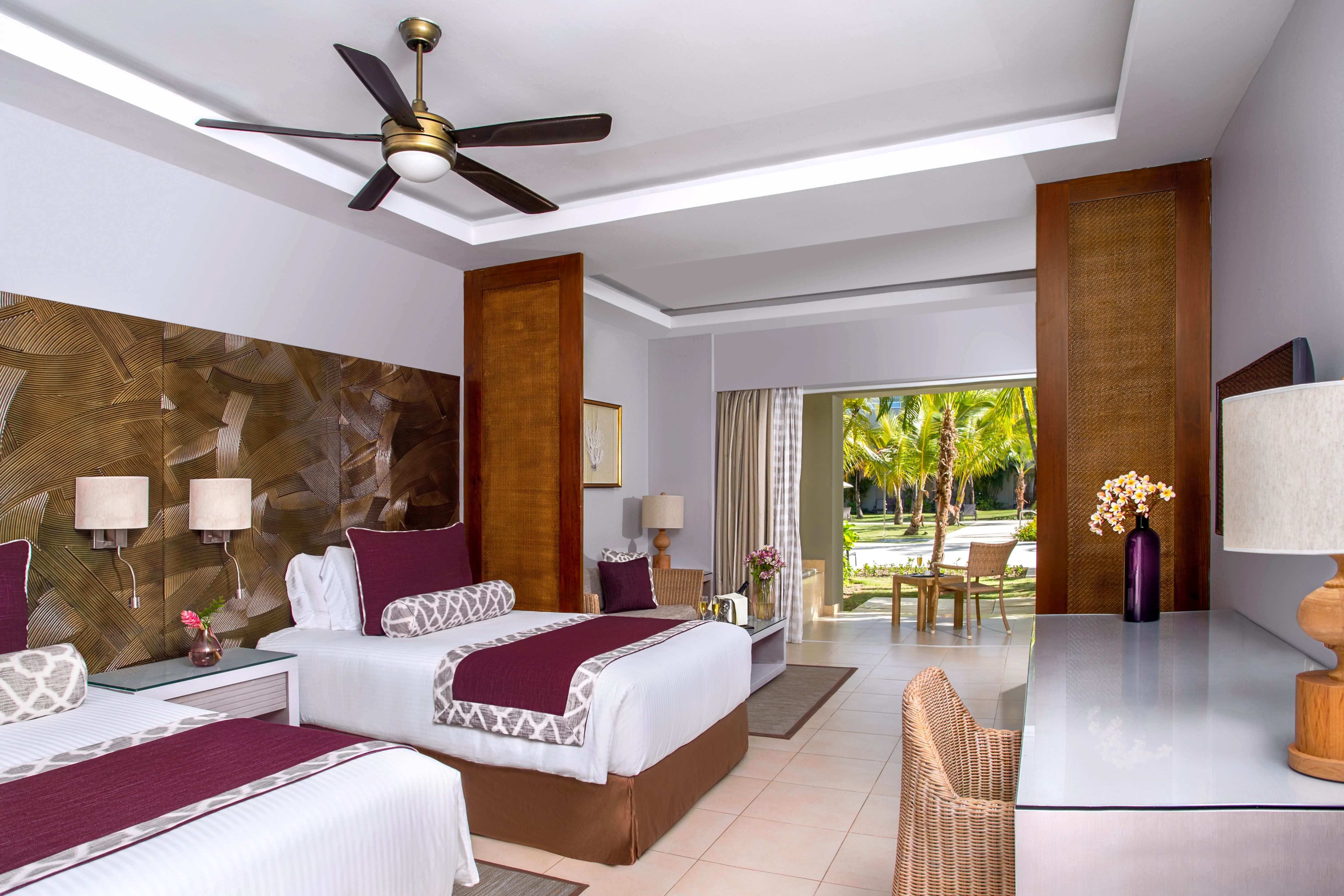 Deluxe, Queen Bed, Tropical View 2/3