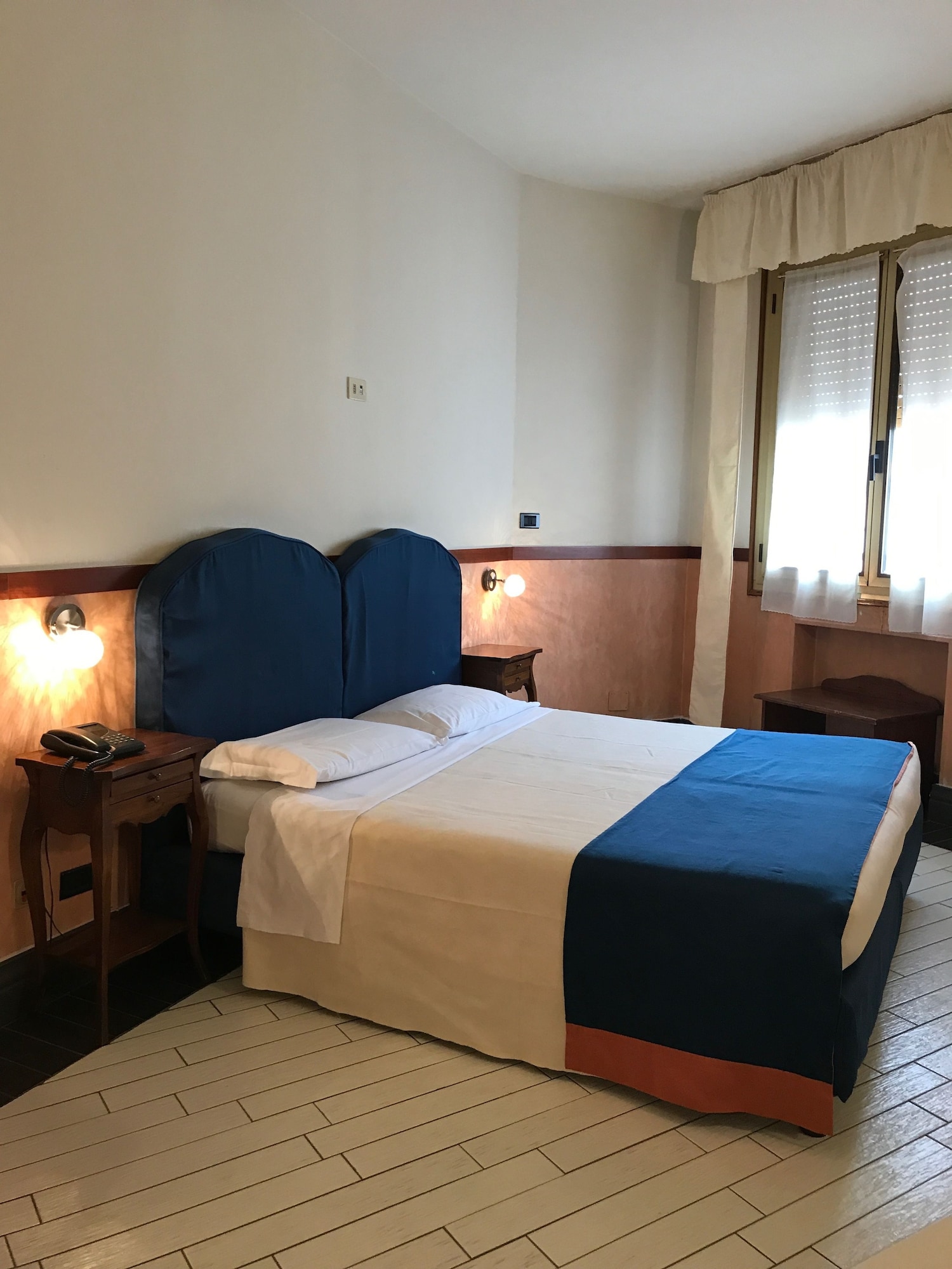 ROOM, DOUBLE BED