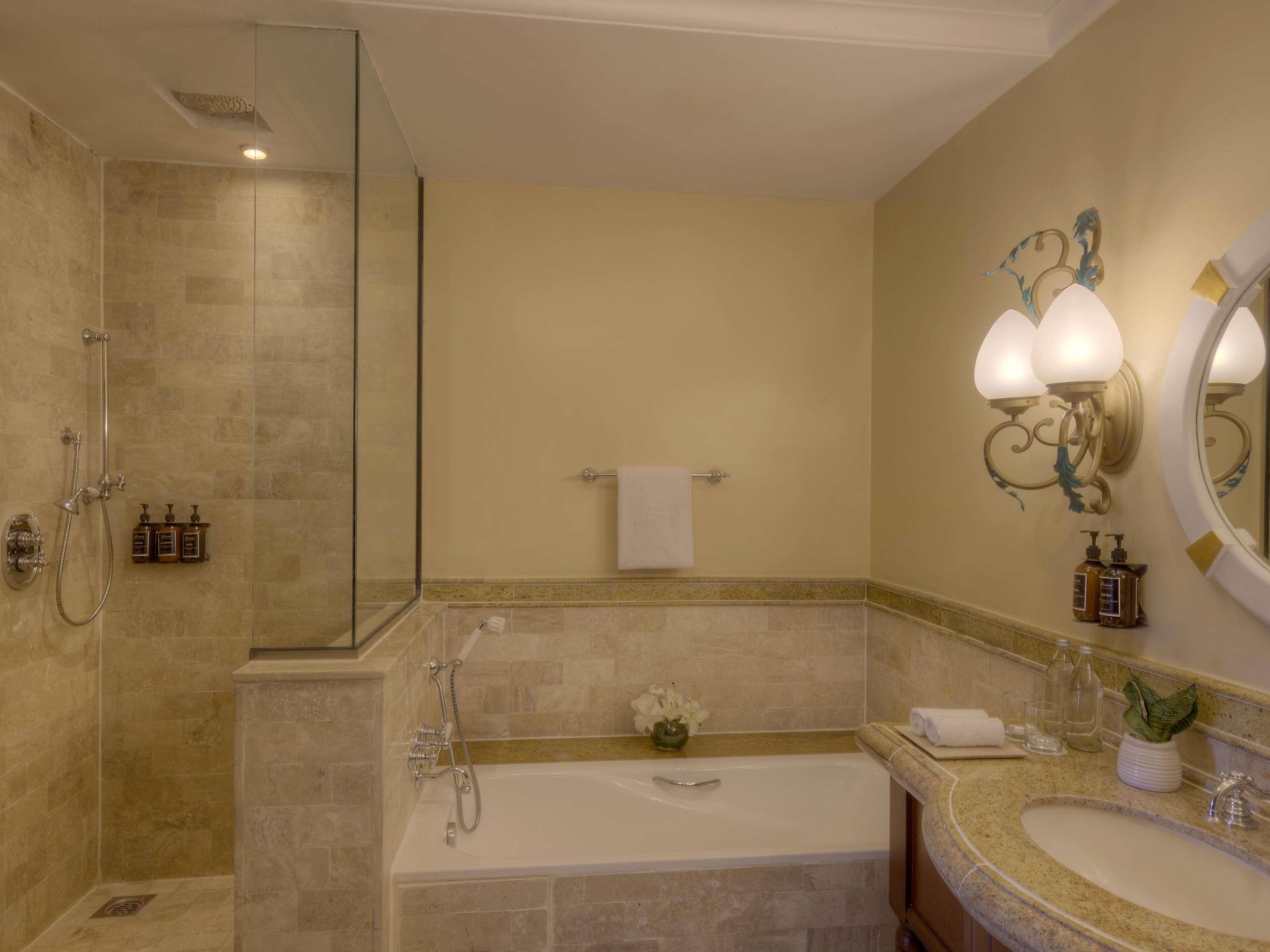 Deluxe, Queen Bed, Riverside