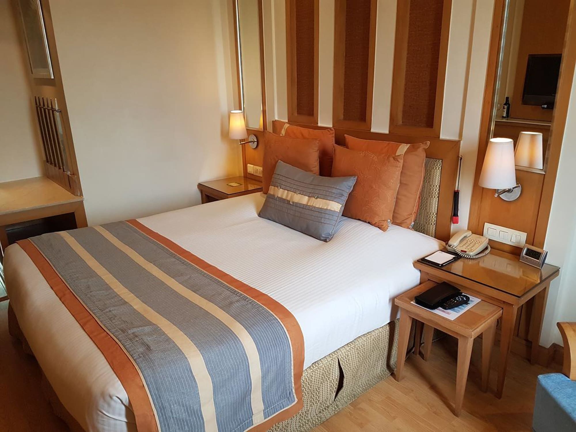 DELUXE, TWIN BEDS, CITY VIEW