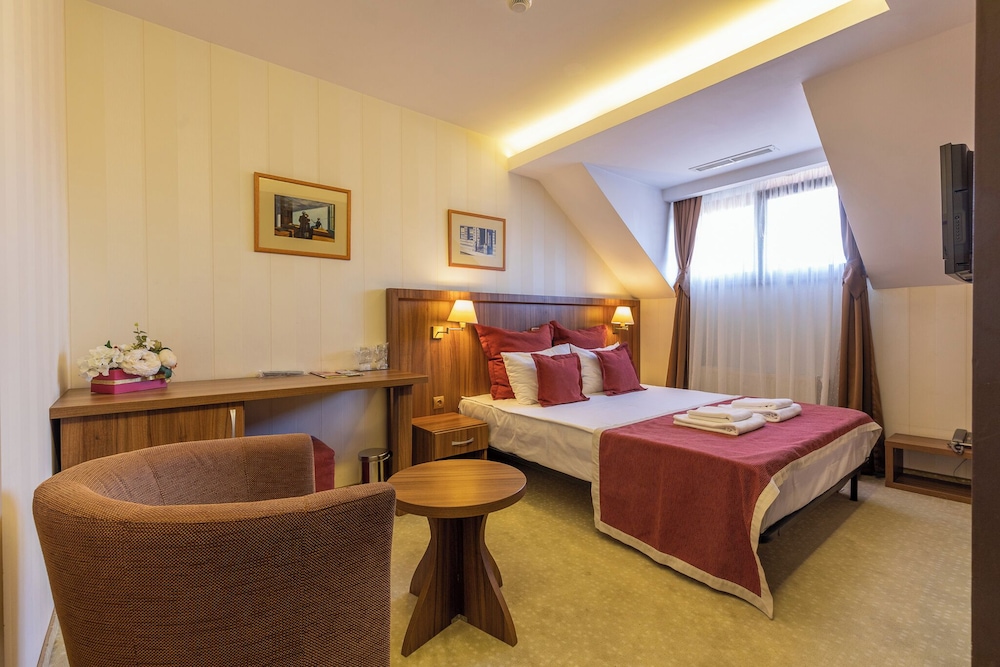 ROOM, DOUBLE BED, ATTIC