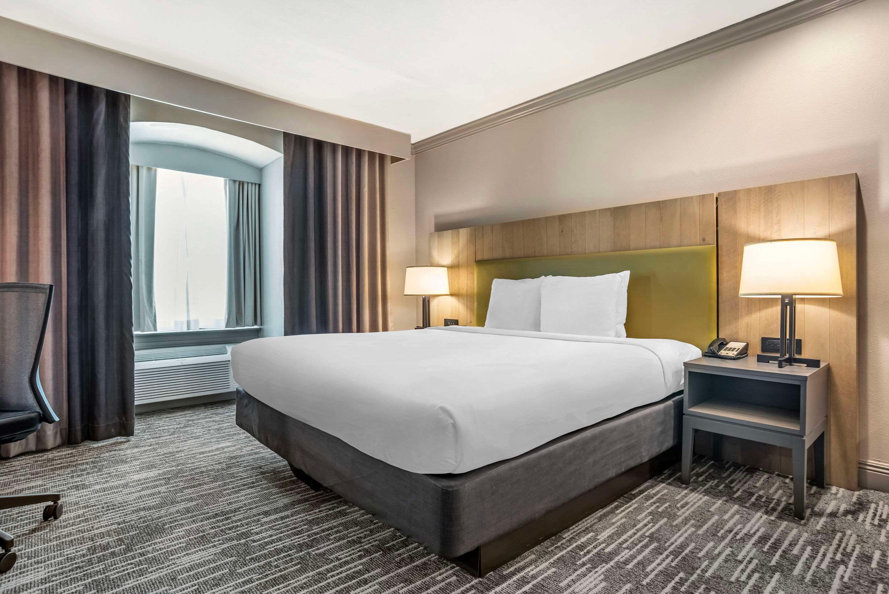 SUITE, KING BED