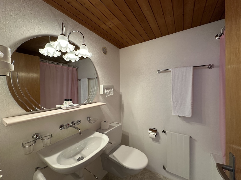 Chalet Swiss Hotel 46/50