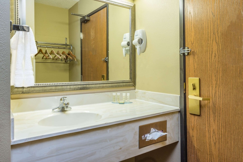 Super 8 By Wyndham Troy Il/St. Louis Area 5/15