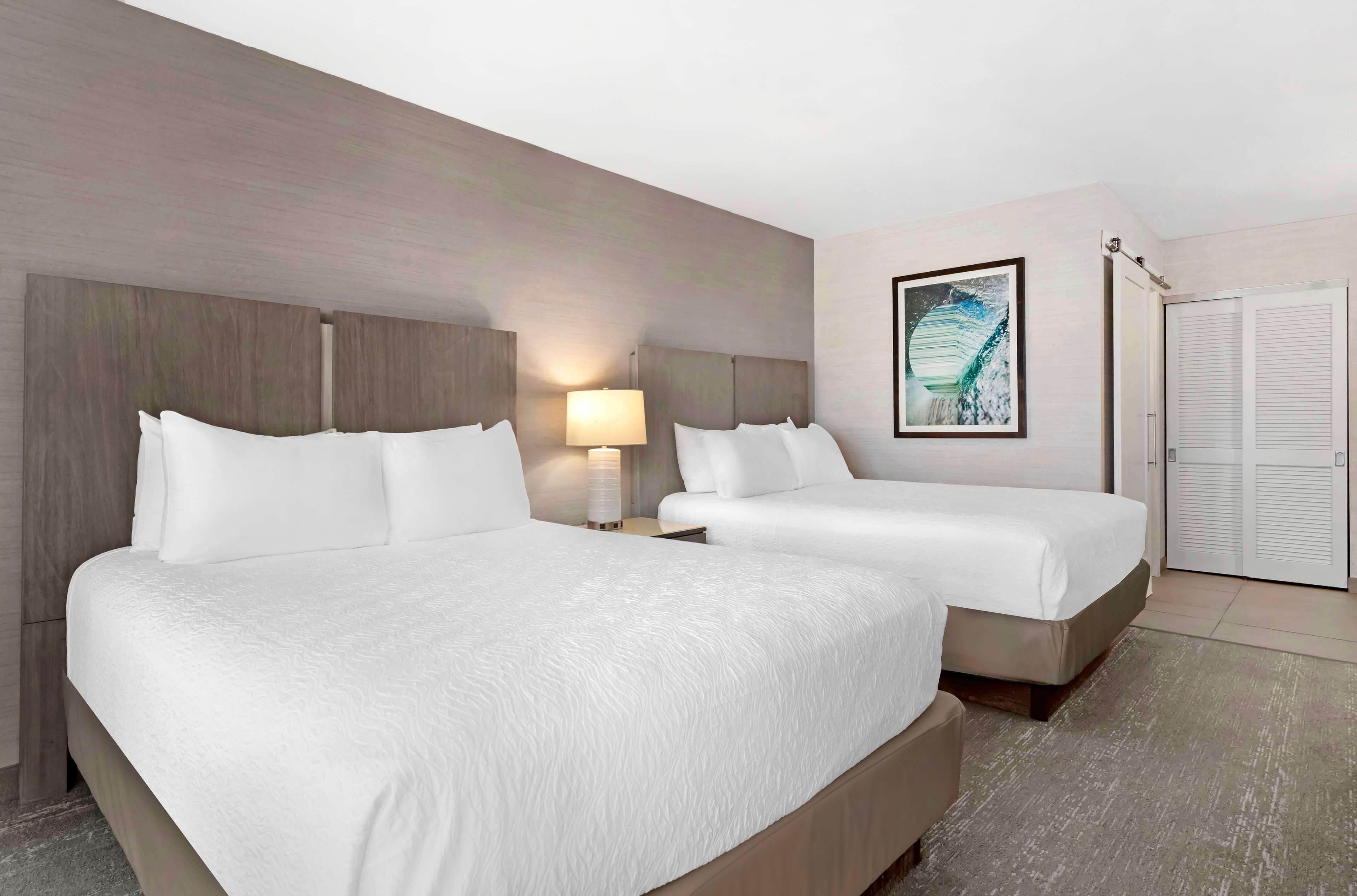 غرفة بسريرين كوين بإطلالة على البحر في الطابق العلوي، Best Western Plus Agate Beach Inn 3/5
