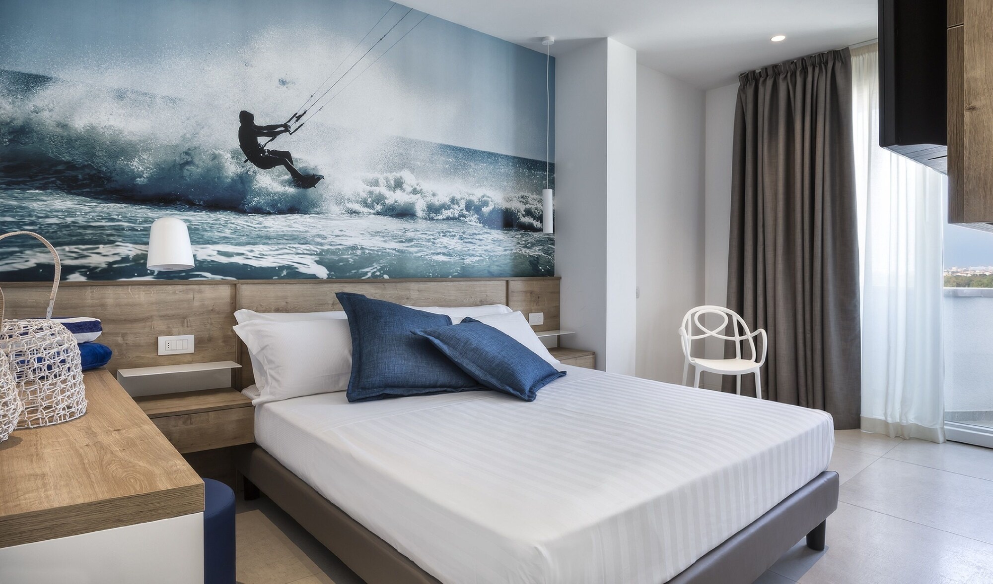 SUPERIOR, QUEEN BED, PARTIAL SEA VIEW
