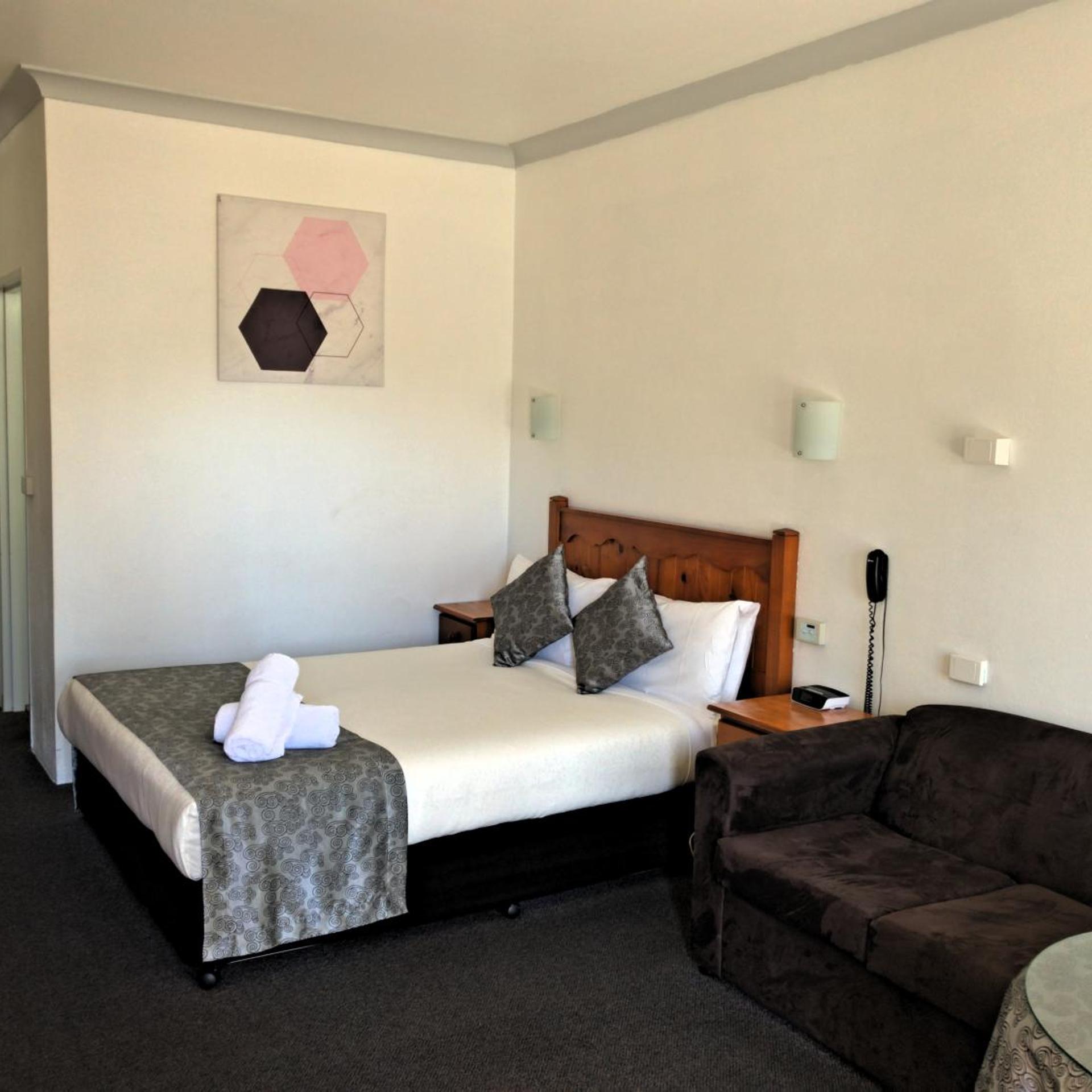 NEW ENGLAND MOTOR INN 18/40