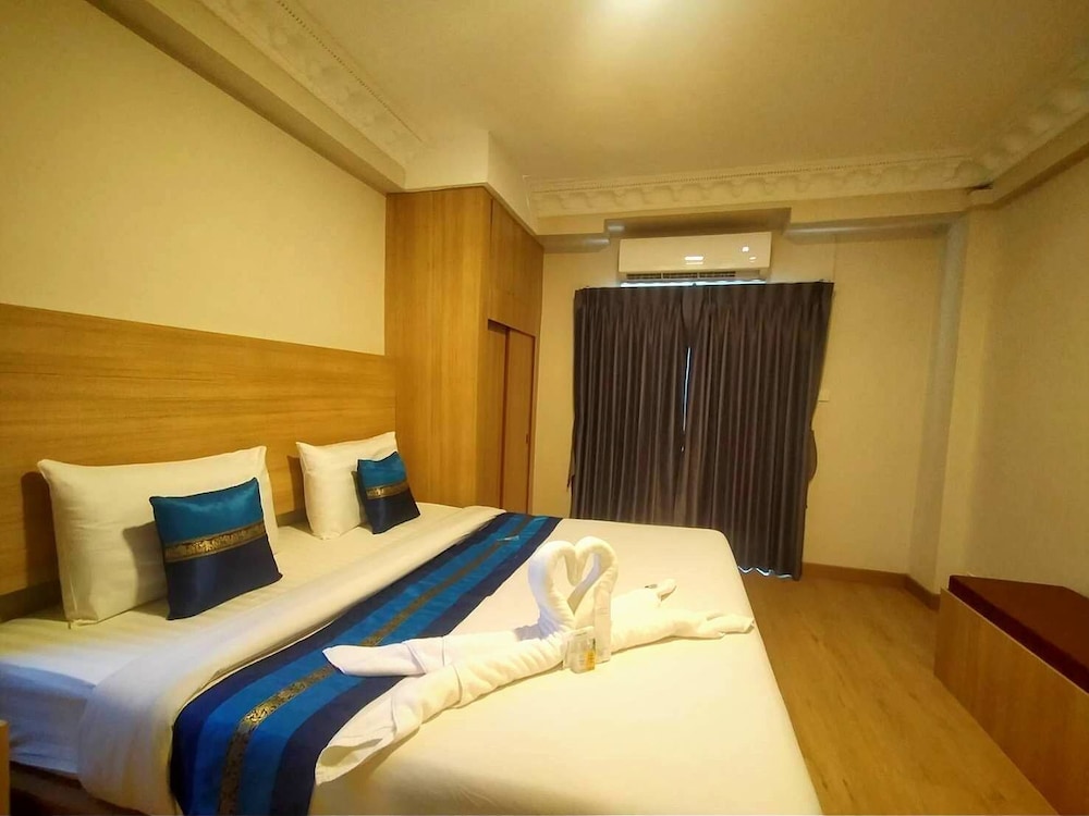 DELUXE DOUBLE ROOM