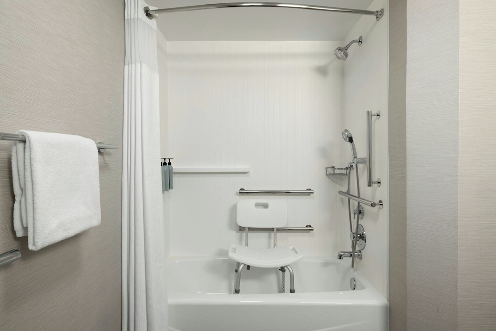 غرفة بسريرين كوين لذوي الإعاقة، Courtyard By Marriott Kokomo 4/5