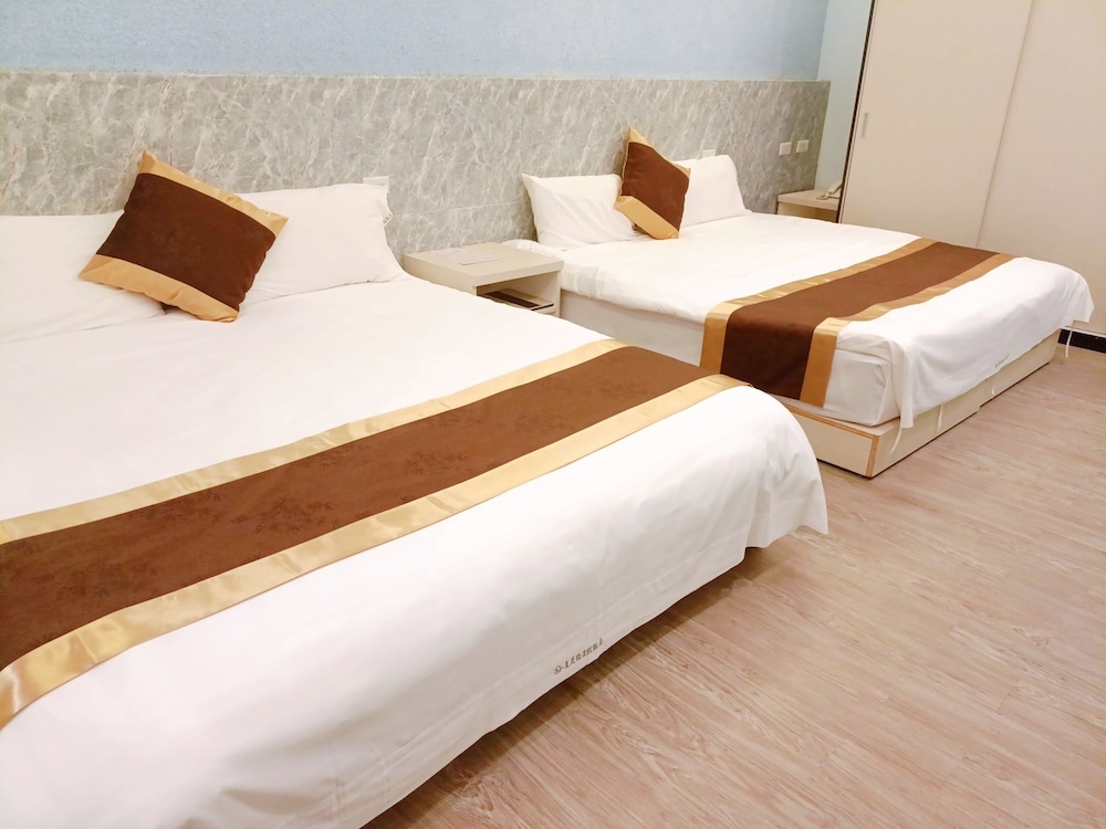 Superior, Quadruple, 2 Queen Beds, No Balcony, Bathtub