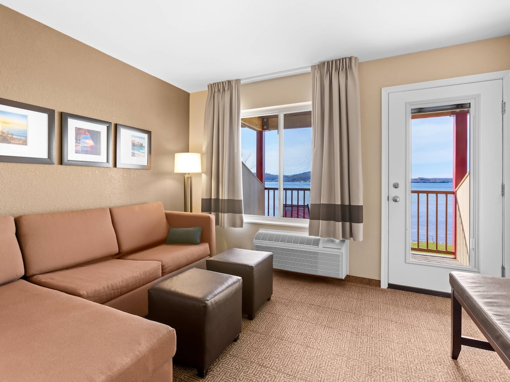 Comfort Inn and Suites Munising - Lakefront 26/49