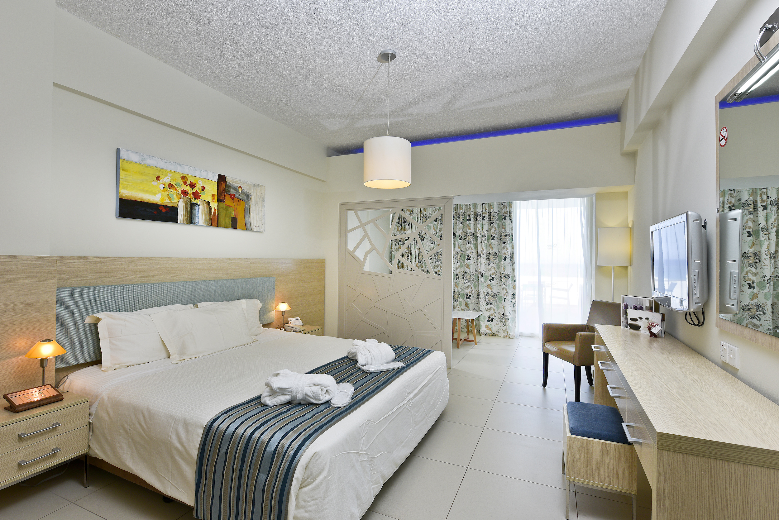 SUITE, INLAND VIEW