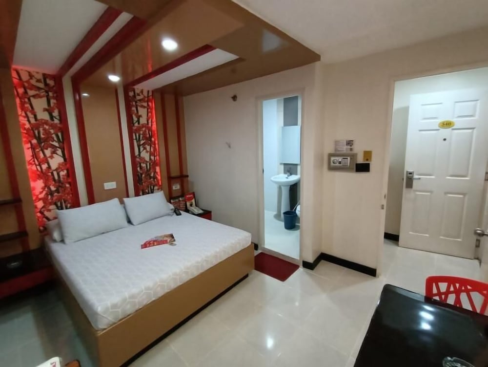Hotel Sogo Lrt Monumento Station 12/30