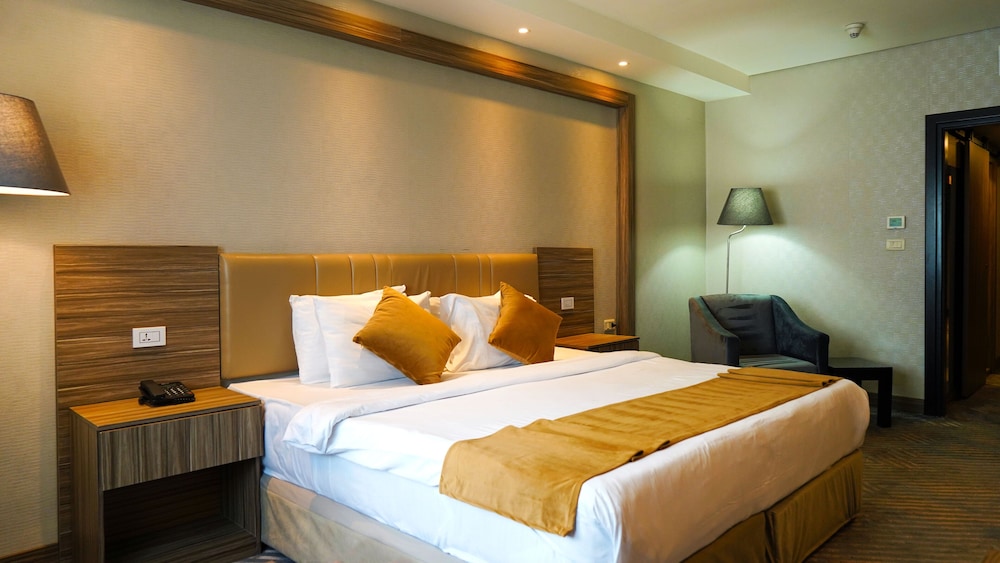 EXECUTIVE, SUITE, KING BED
