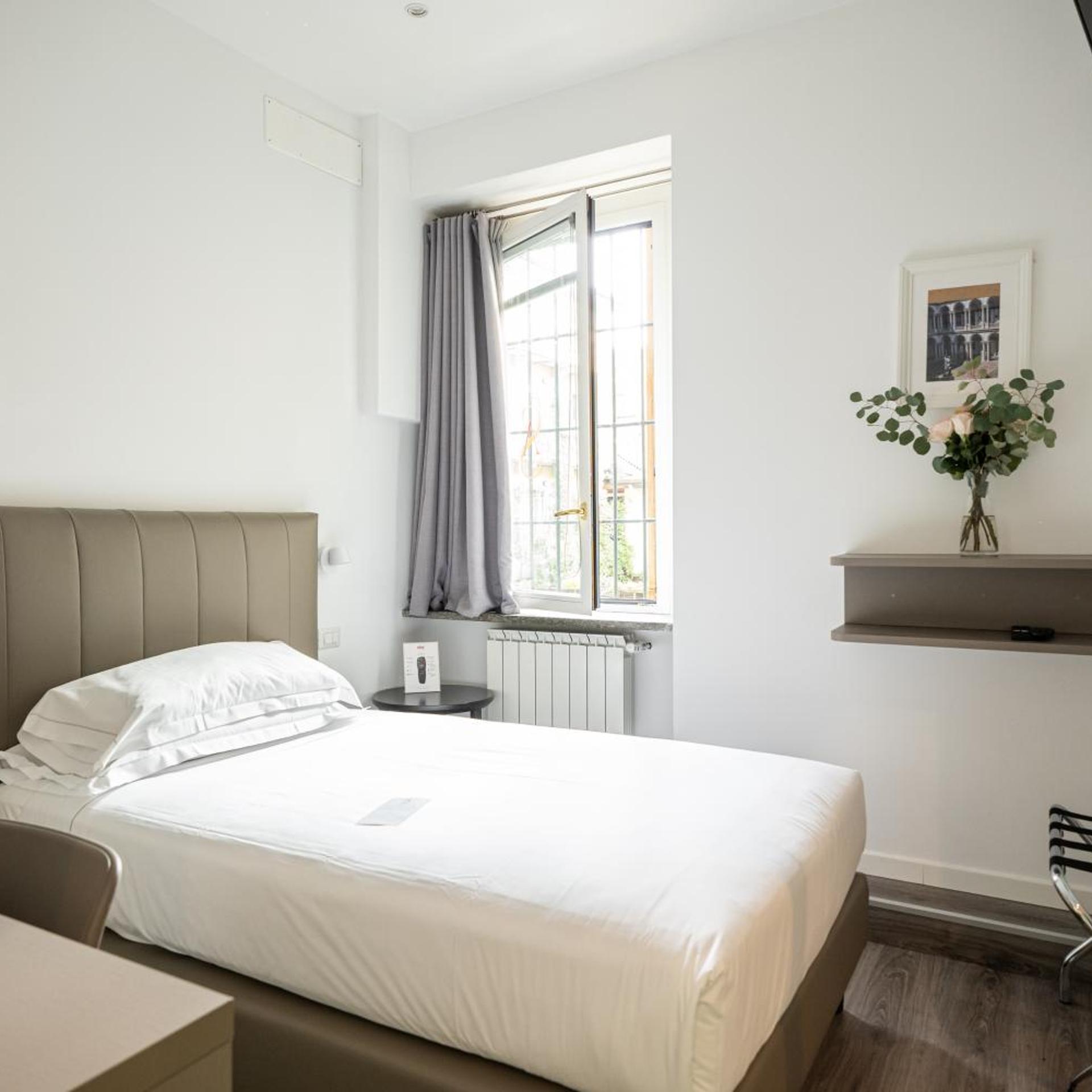 ROOM, SINGLE