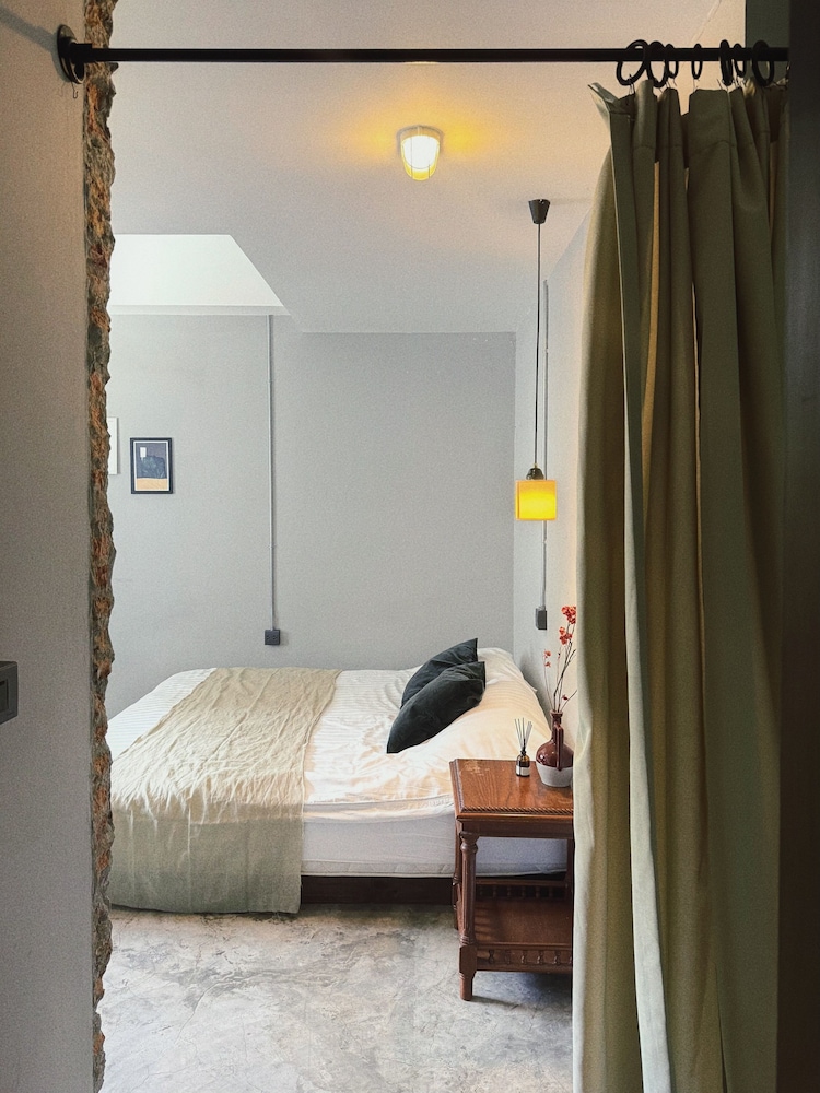DELUXE, KING BED, CITY VIEW