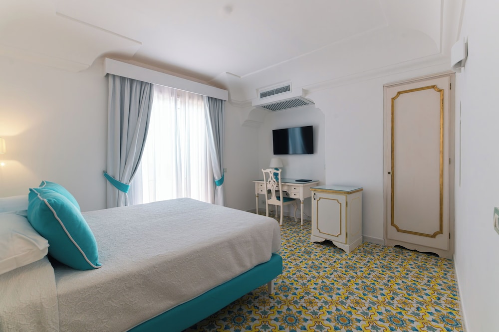 DELUXE, DOUBLE OR TWIN BED, SEA VIEW, TERRACE